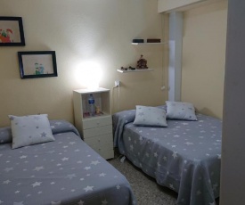 Habitación para tres personas a kilómetro y medio de la playa