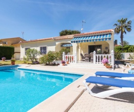 Charming one-floor villa with private pool in Los Balcones