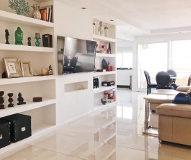 The White Apartment: Luxury, Beach and Design