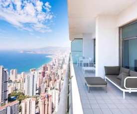 Luxury apartment on the 41st floor with stunning sea views