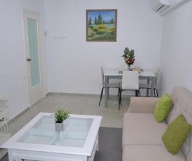 15 Minutes walk to the city centre and beach 3 bedroom Apartment Deluxe -esp1yr