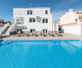 6 Bed Modern Luxury Villa 5 Min Walk to Beach!