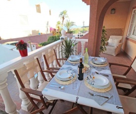 Bungalow con terraza, piscina y vistas al mar